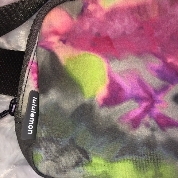 Lululemon Everywhere Belt Bag NWT Hyper Dye Multi **LAST ONE** - Picture 5 of 15